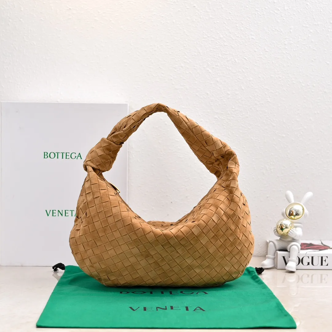 Batch 1960 #BV 𝗝𝗢𝗗𝗜𝗘# Street style’s new favorite fashionable large size 𝙟𝙤𝙙𝙞𝙚 It’s coming, it’s coming, it’s really coming! I have always thought that knitted BV is old-fashioned, until I met it - 𝙟𝙤𝙙𝙞𝙚, I realized that the original classic knitting elements and the new knot element design can be so fashionable! I have to admire Daniel Lee’s design talent! Large capacity to meet daily needs! Fashionable and versatile, it’s perfect for concave shapes, take it out to hit the streets! Size: 48*40*16 Style number: 6698
